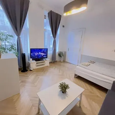 Quiet In Center 아파트