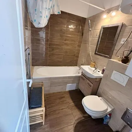 Quiet In Center 아파트 *