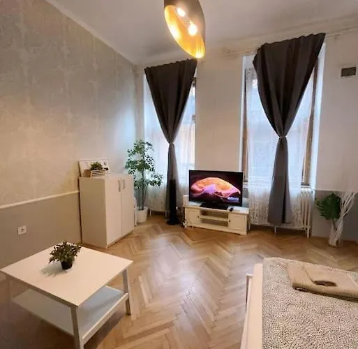 Quiet In Center * بودابست