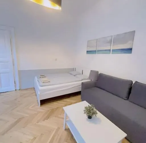 Quiet In Center * بودابست