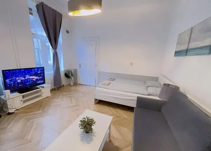 Quiet In Center شقة