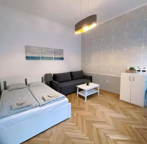 Quiet In Center شقة *