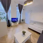 Quiet In Center شقة